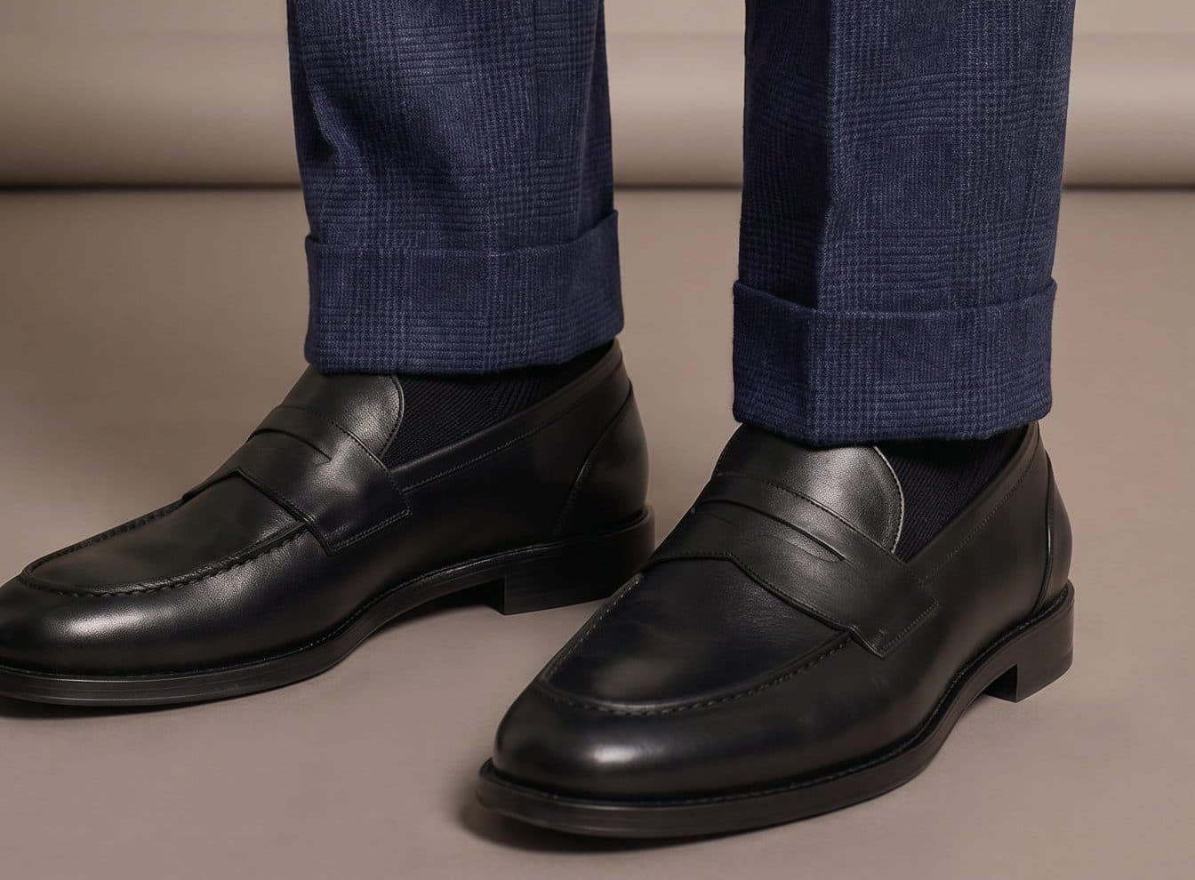 Svarte loafers under skreddersydde bukser