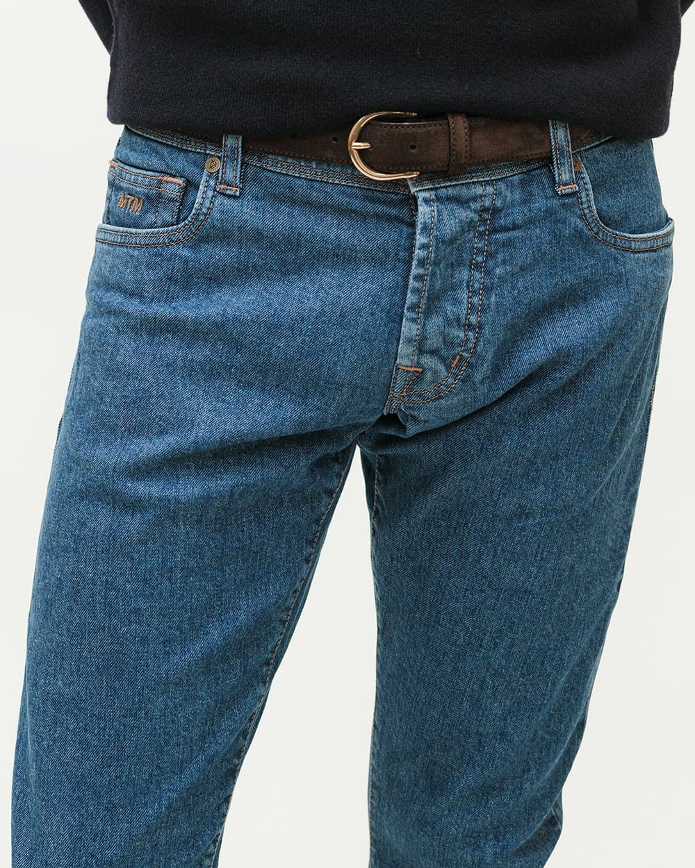 Innsiden av linningen på et par jeans