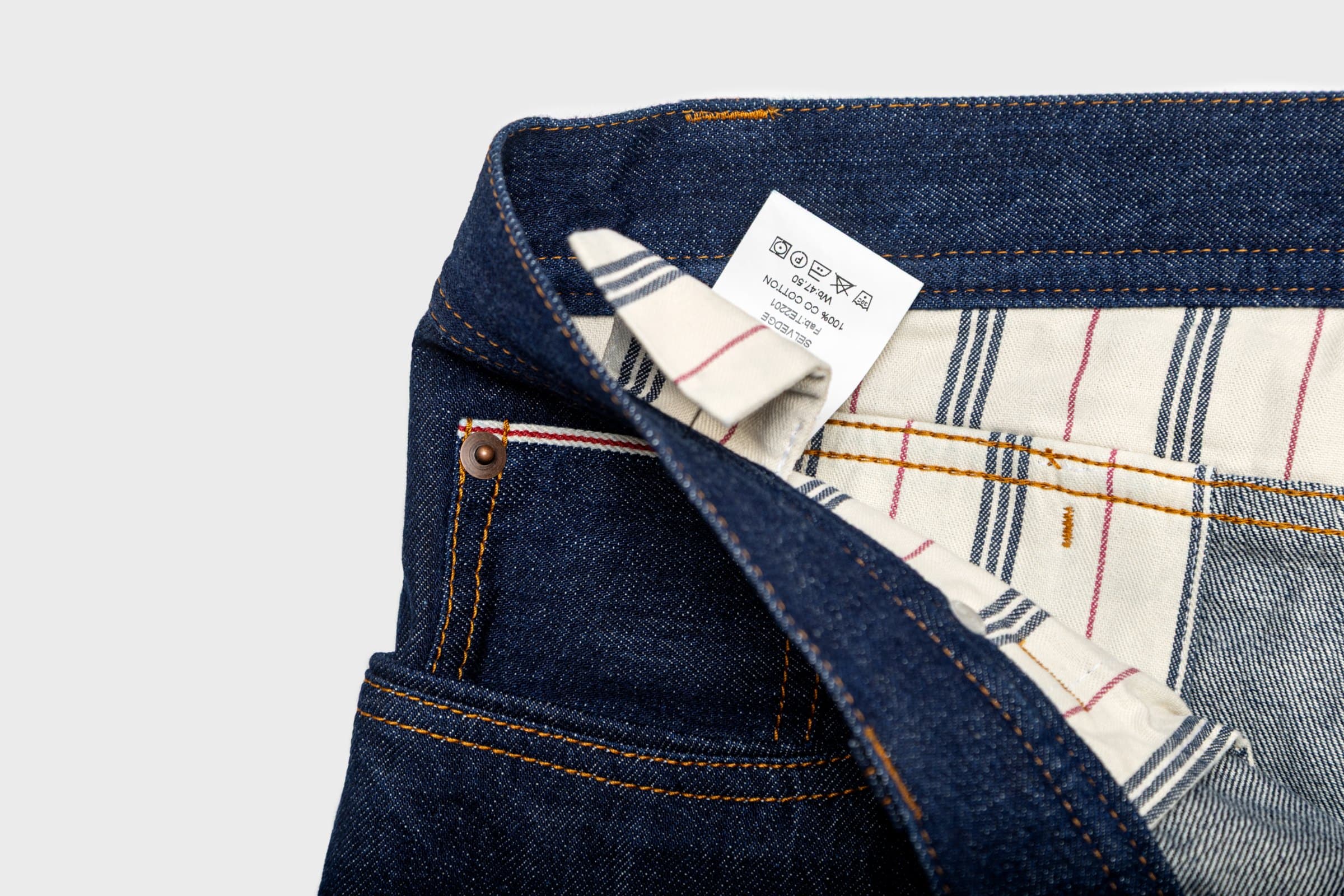 Innsiden av linningen på et par jeans