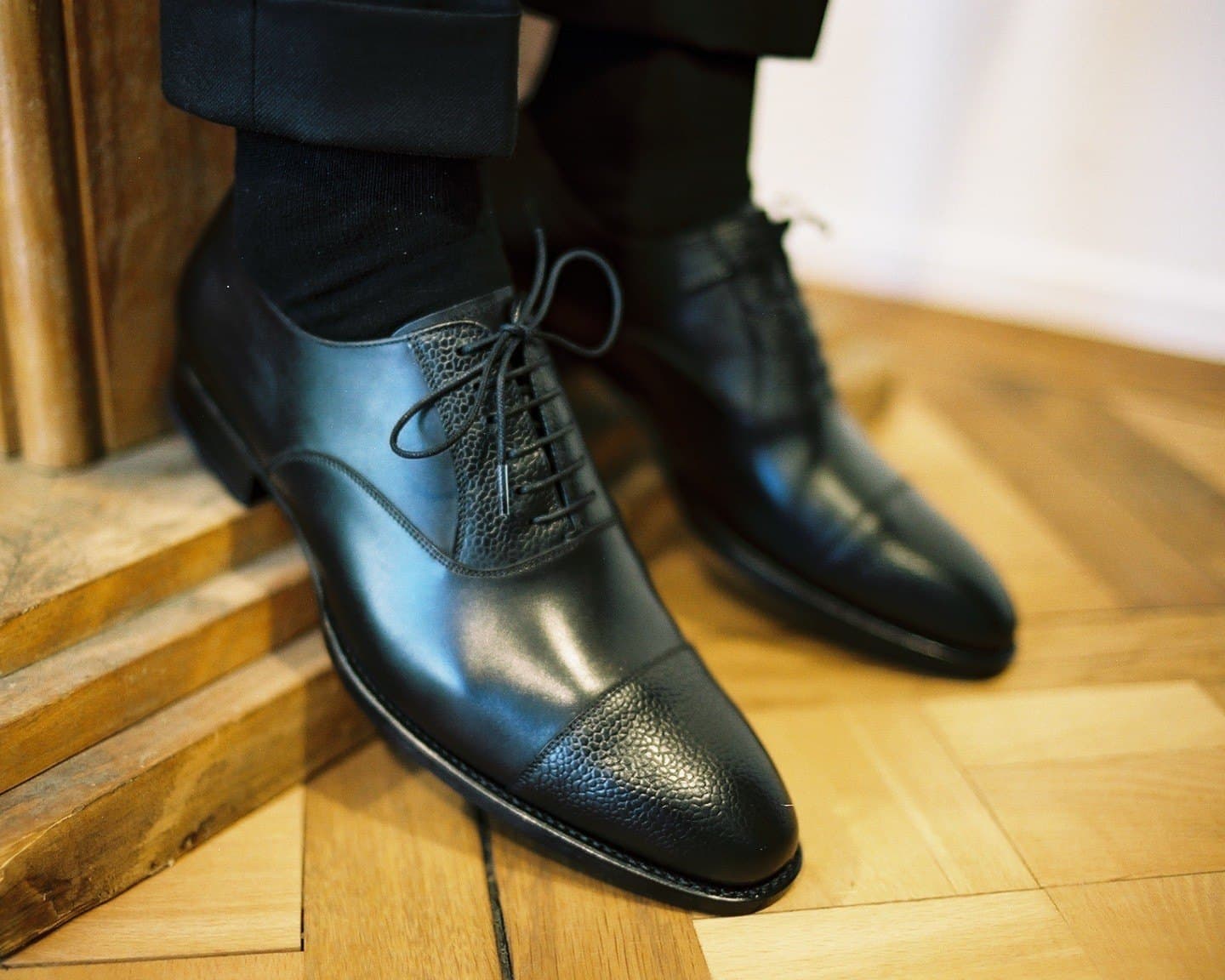 Svarte loafers under skreddersydde bukser